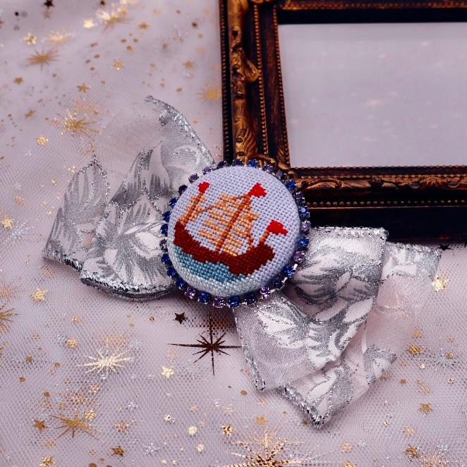 日本船 くるみボタンのヘアバレッタ クロスステッチ刺繍1枚目の画像